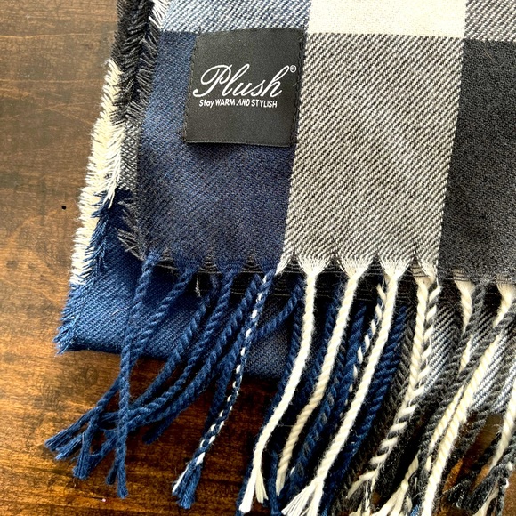 Plush Apparel Scarf Navy Charcoal White Plaid Ultra Soft Viscose. NWOT - Picture 2 of 3